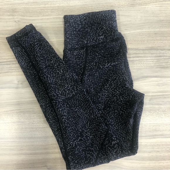 ❤️Athleta Animal Print Black White Salutation Stash Pocket Tight Leggings XS - Picture 2 of 5